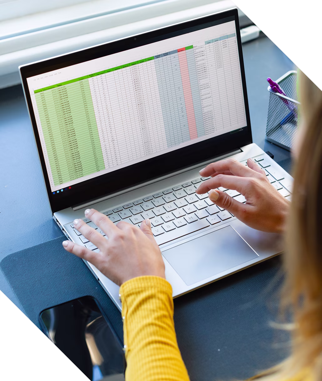 Mujer usando su laptop para acceder a datos