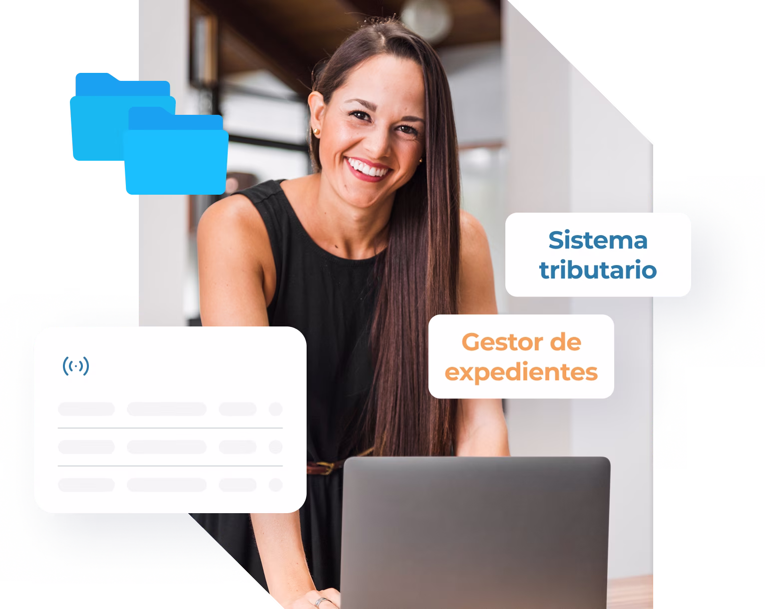 Mujer sonriente usando su laptop para gestionar datos